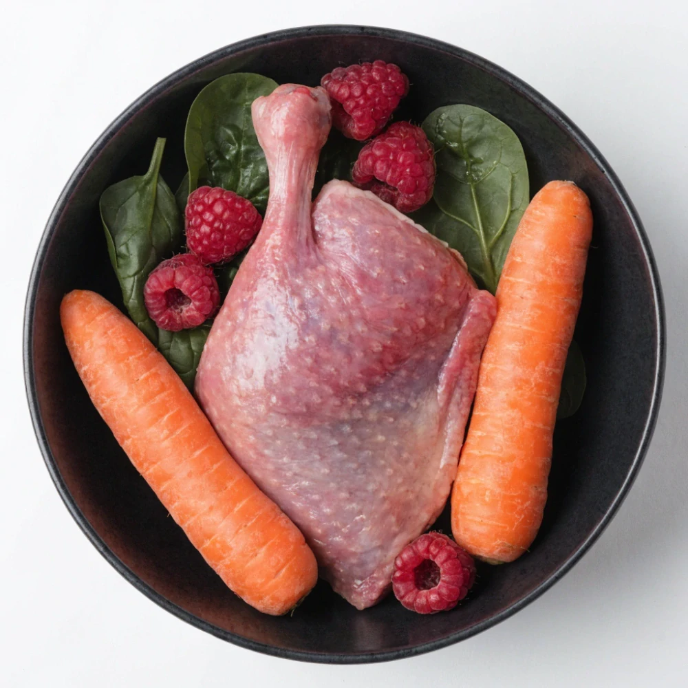 Forbarf | Kachní čtvrtě s mrkví, špenátem a malinami 1 kg