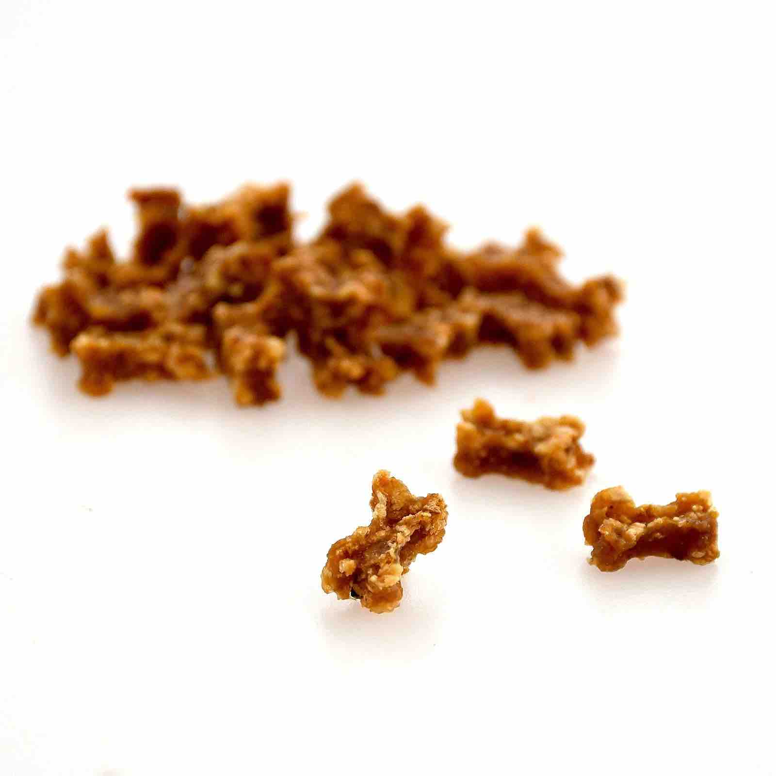 Kuřecí mini pamlsky s borůvkami a brusinkami (kyblík) 1 kg - SANA 