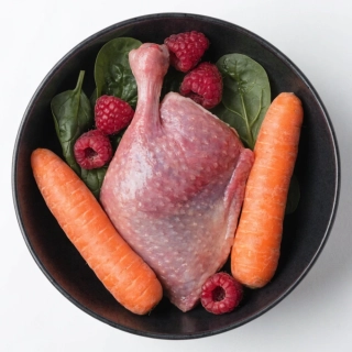 Forbarf | Kachní čtvrtě s mrkví, špenátem a malinami 1 kg